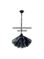 ไม้กวาดฮาโลวีนสีดำ มีไฟ สำหรับ แม่มดน้อยสุดน่ารัก ประกอบชุดแม่มด ในเทศกาศวันฮาโลวีน ความยาวรวม 65 ซม. **ขายเฉพาะลูกค้าที่ซื้อกับชุดแฟนซี**