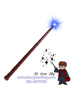 ไม้วิเศษพ่อมดและแม่มด สีน้ำตาลอมแดง**มีเสียงและมีไฟ** ยาว 35 ซม. สำหรับประกอบชุดแฟนซีเด็ก แบบชุดพ่อมดและแม่มด ในวันฮาโลวีน (ขายคู่กับชุดแฟนซี)