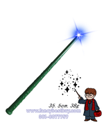 ไม้วิเศษพ่อมดและแม่มด สีเขียว**มีเสียงและมีไฟ** ยาว 35 ซม. สำหรับประกอบชุดแฟนซีเด็ก แบบชุดพ่อมดและแม่มด ในวันฮาโลวีน (ขายคู่กับชุดแฟนซี)