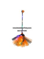 ไม้กวาดฮาโลวีนสีส้ม มีไฟ สำหรับ แม่มดน้อยสุดน่ารัก ประกอบชุดแม่มด ในเทศกาศวันฮาโลวีน ความยาวรวม 65 ซม. **ขายเฉพาะลูกค้าที่ซื้อกับชุดแฟนซี**