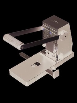 แท่นเจาะกระดาษคาร์ล Carl HD-430N