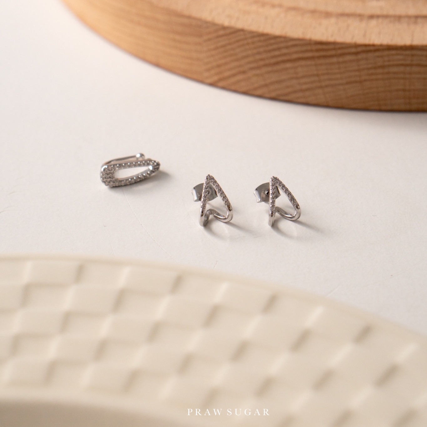 Modern Triangle Curve Earrings - ต่างหูทรงสามเหลี่ยมโค้ง (มี 2 สี)