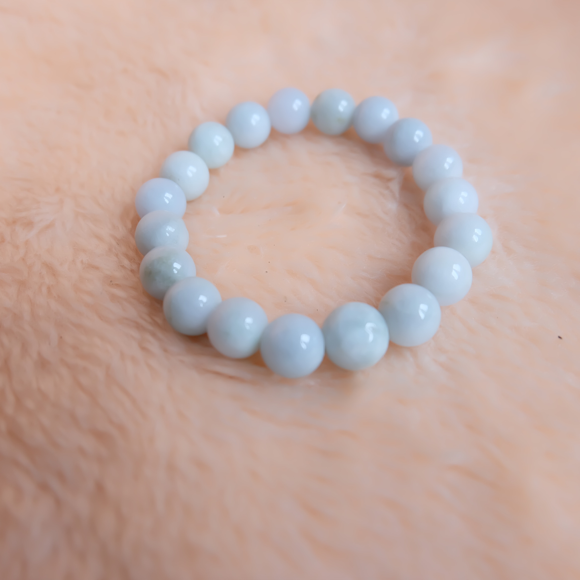 สร้อยข้อมือลูกปัดหยกแท้ หยกพม่า หยกขาว หยกเจไดต์ ขนาด 10 มิล รอบข้อมือ 16.5 เซนติเมตร ร้อยด้วยไหมยืด มีรอย
