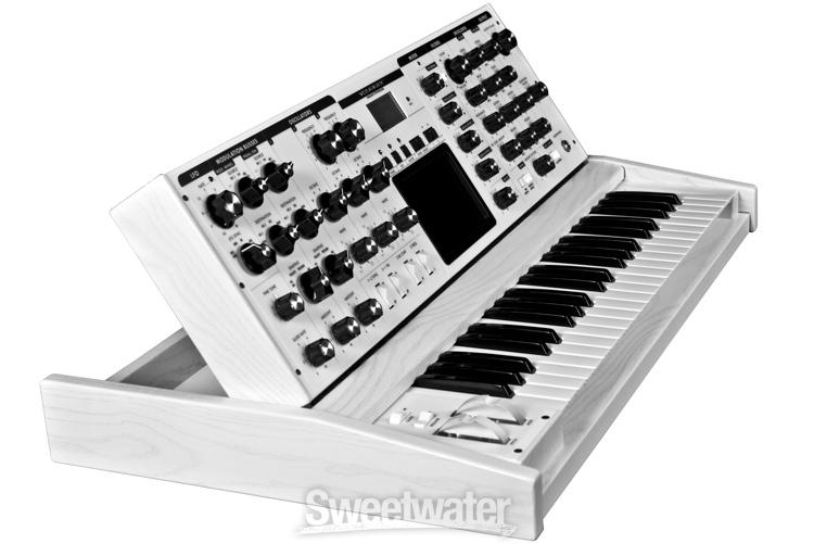 Moog Minimoog Voyager Performer Edition - Limited Edition White