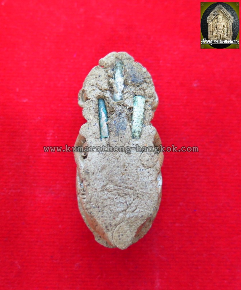 ตัวต่อเงิน ต่อทอง หลวงพ่อจืด วัดโพธิเศรษฐีวนาราม ต.บ่อพลับ จ.นครปฐม พิมพ์ลอยองค์ เนื้อผงรังต่อ ฝังตะกรุด 3ดอก ขนาด 1.5นิ้ว ปี49