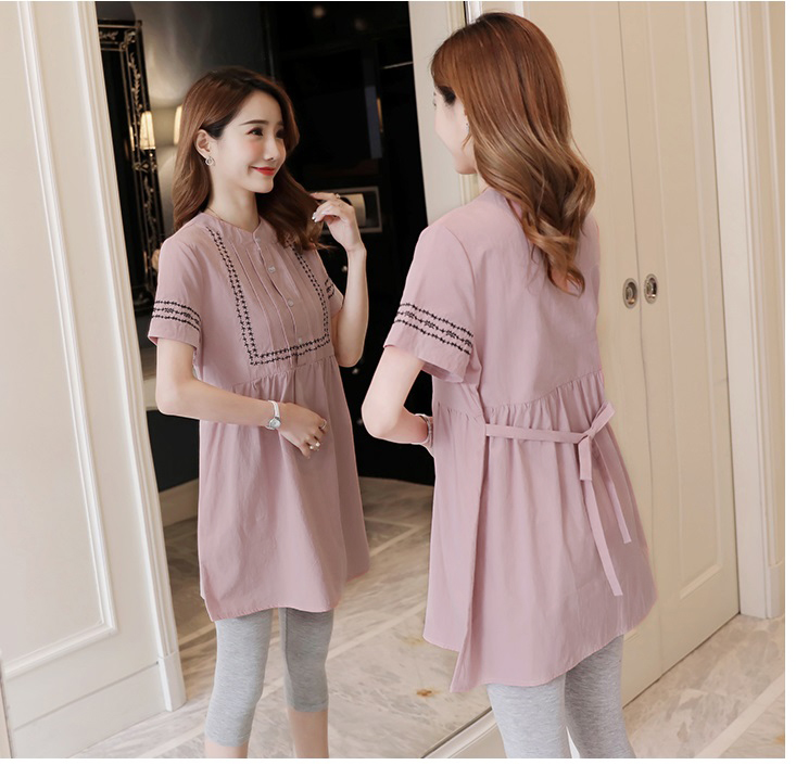 เสื้อคลุมท้องสีชมพู ปักลายที่อก คอกลม มีกระดุมแกะได้ที่อก มีสายผูกหลัง+เลกกิ้งสีเทา ใส่สบายมากๆค่ะ