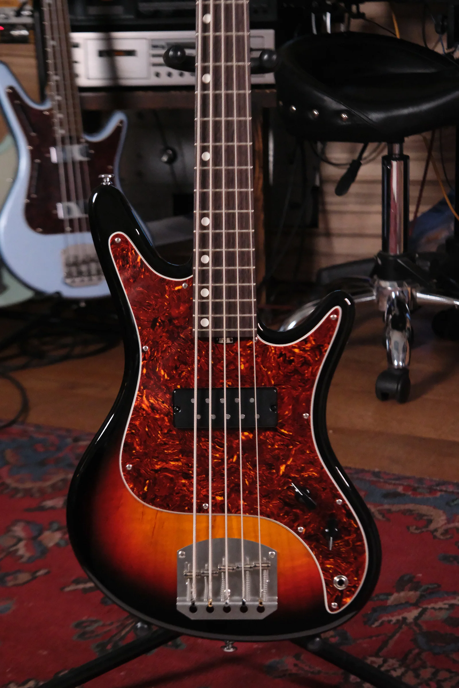 Acinonyx V Short Scale Bass Guitar - Faded 3-Tone Sunburst
