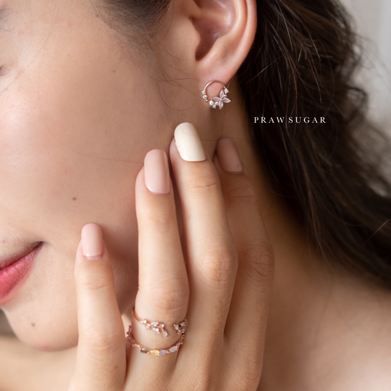 Circle Lovely Flower Earrings - ต่างหูวงกลมประดับดอกไม้ (มี 2 สี) (ก้านต่างหูเงินแท้)