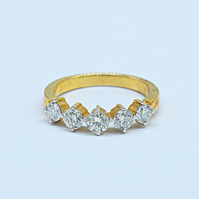 แหวนเพชรแถวฝังหนามเตยสำหรับสุภาพสตรีครับ ตัวเรือนทอง9K หรือ 37.5% เปอร์เซนต์ทองครับ