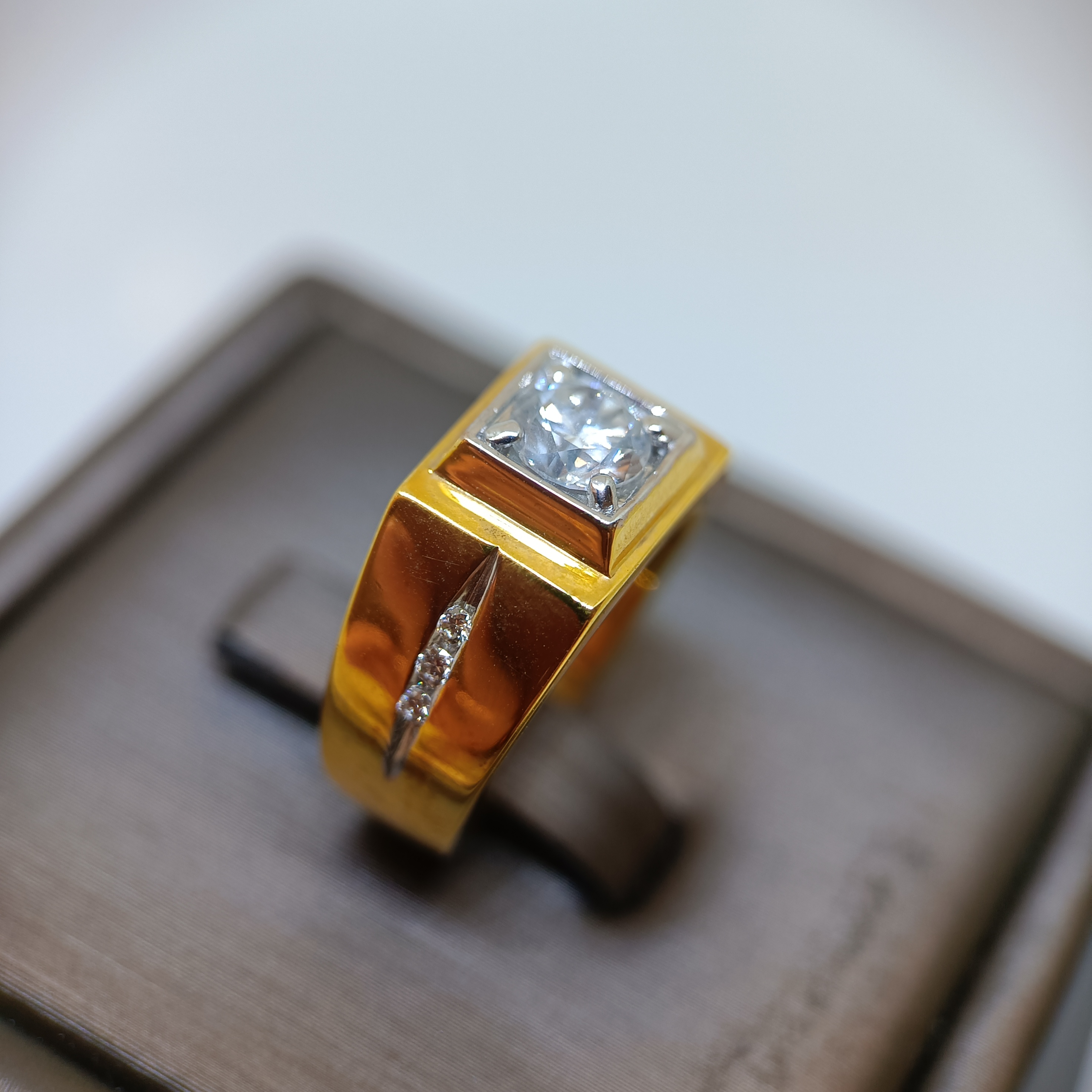 แหวนเพชรเม็ดเดี่ยวสำหรับสุภาพบุรุษ พร้อมใบCertificate เพชรไซส์ 70ตัง Light Brown Color