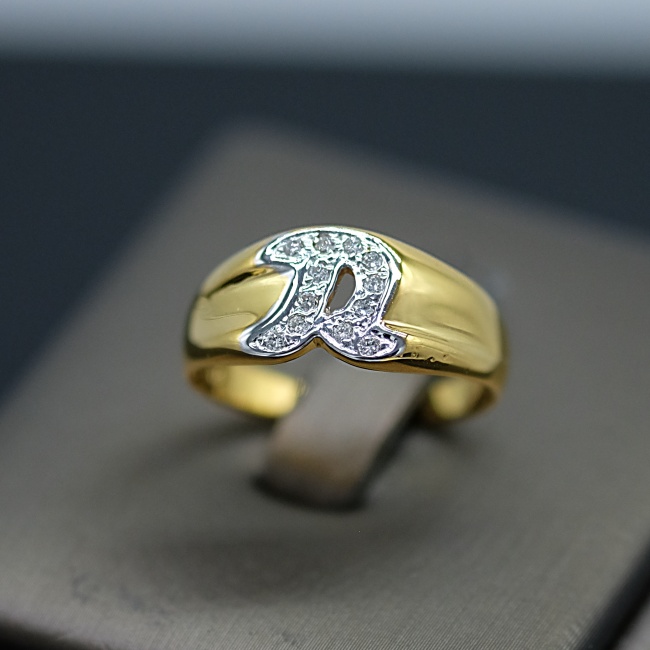 แหวนรูปอักษรโรมันตัว R บนตัวเรือนทอง18K ฝังเพชร สวมใส่ได้ทั้งชายและหญิงครับ