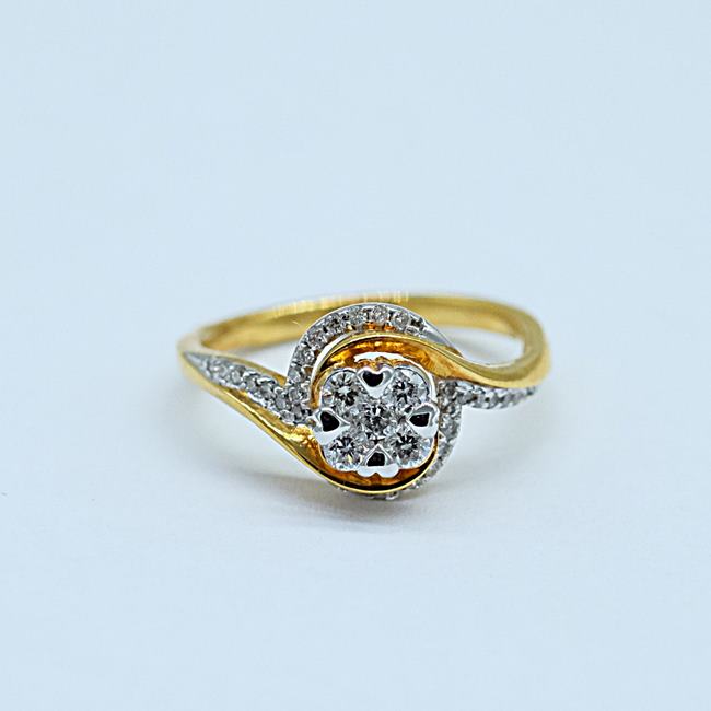 แหวนเพชรหน้าประกบ สำหรับสุภาพสตรี มาพร้อมบ่าข้าง