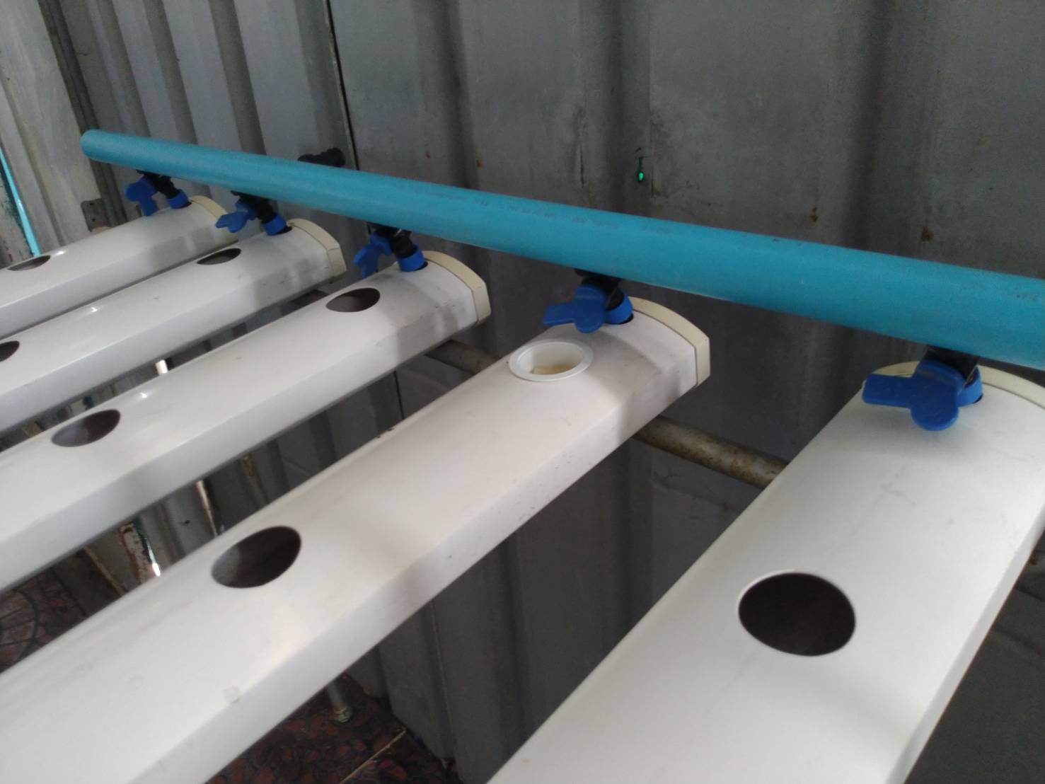 ชุดปลูก NFTไม่มีหลังคา-25 รางเปิด (หนา) 5 เส้น ยาว 1 เมตร ไม่มีหลังคา สามารถปลูกผักสลัดได้ 23 ต้น