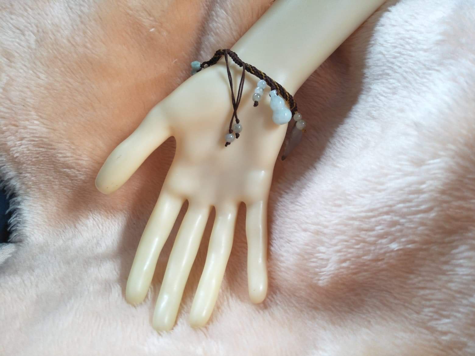 สร้อยข้อมือเชือกถักหยกแท้แกะสลัก รุ่น "เงินทองไหลมาเทมา"และต่างหูก้อนทอง