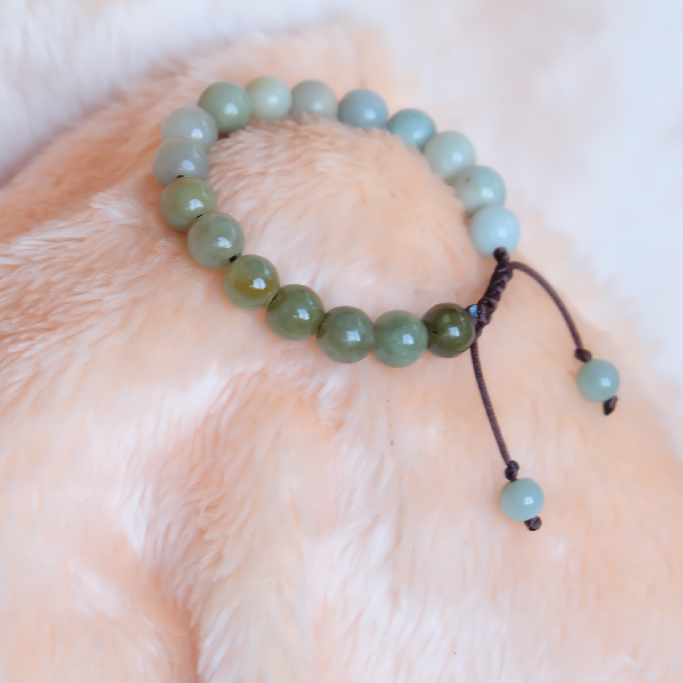 สร้อยข้อมือลูกปัดหยกแท้ 9-10 มิล หยกแท้ หยกพม่า หยกคละสี เชือกดึง รอบข้อมือ 16-18 ซม. มีรอย