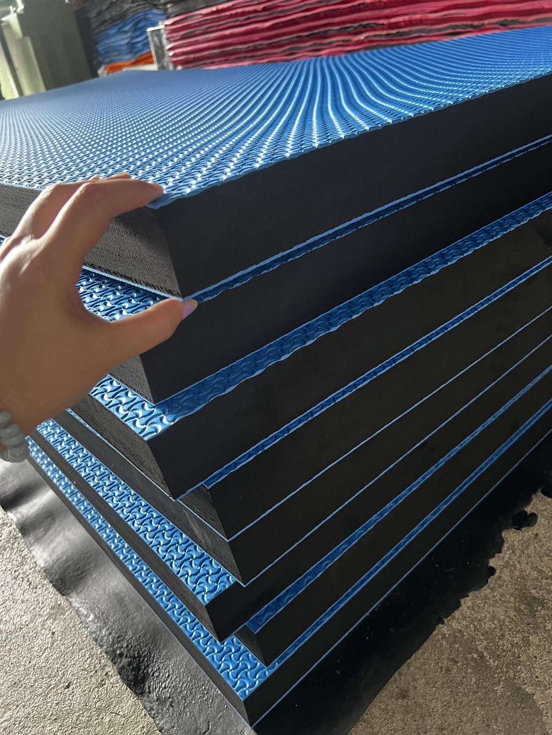 แผ่นยางเรียบ / มีลาย สีสดใส สีต่างๆ เลือกสีได้ แผ่นยางงานในร่ม ขนาดแผ่น 130x240 ซม. หนา 5-60 มม. ,แผ่นกันกระแทก,โฟมยางปูพื้น,จิ๊กซอว์ปูพื้น, ปูกับห้องเด็ก ห้องออกกำลังกาย ค่ายมวย โรงยิม