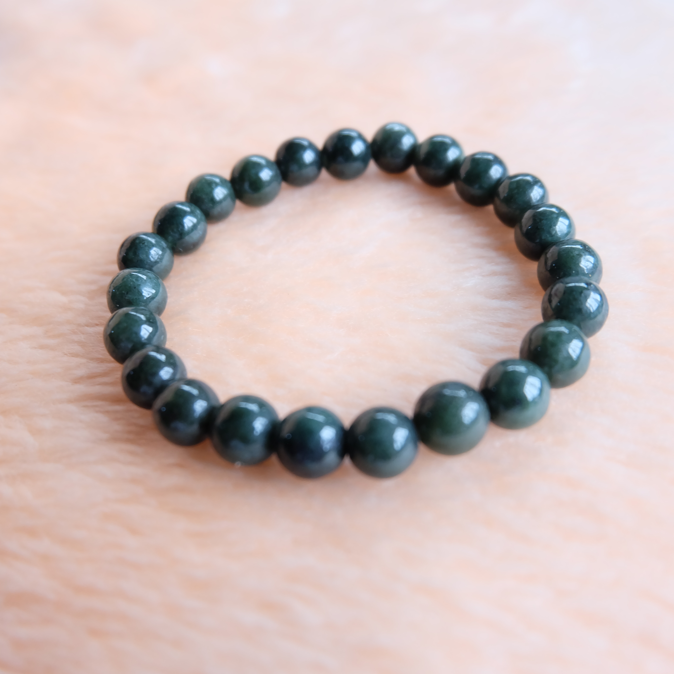 สร้อยข้อมือลูกปัดหยกแท้ สีเขียวเข้ม ขนาด 8-9 มิล ร้อยด้วยเอ็นยืด รอบข้อมือ 16.5 ซม.