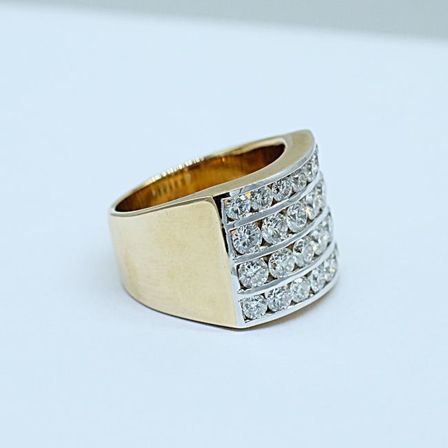 แหวนเพชรแถวหน้ากว้าง สวมใส่ได้ทั้งสุภาพบุรุษและสุภาพสตรีครับ ตัวเรือนทอง9K หรือ 37.5% เปอร์เซนต์ทองครับ