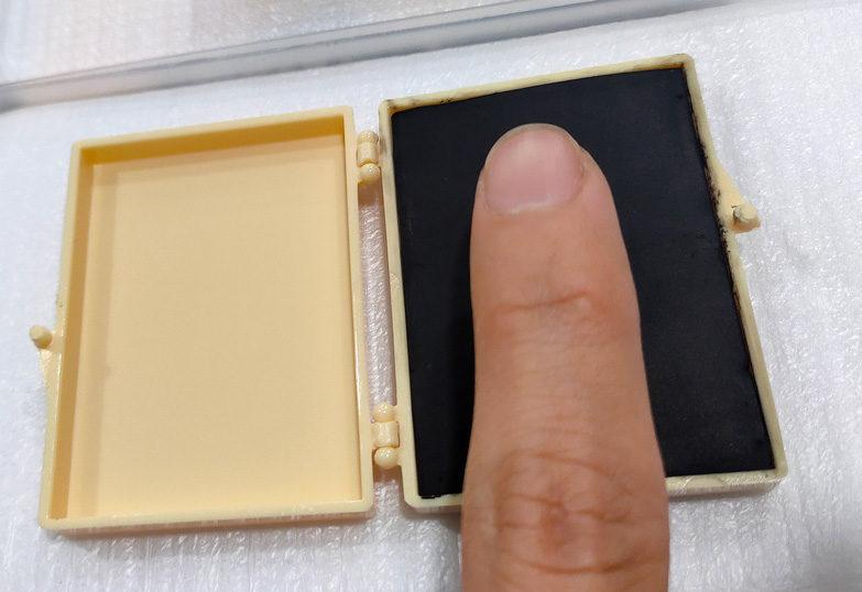 ตลับหมึกพิมพ์ลายนิ้วมือ ฝาพับ 5.5 x 4 cm ตลับสี่เหลี่ยม