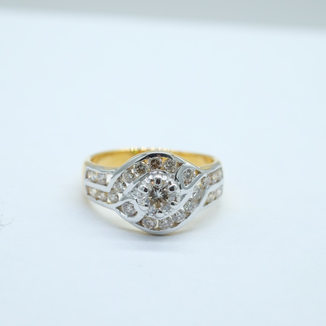 แหวนเพชรสำหรับสุภาพสตรีลวดลายเกสรดอกไม้ เพชรน้ำ98 ตัวเรือนทอง18K