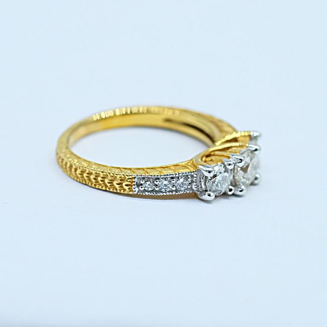 แหวนเพชรเแถวเม็ดชูพร้อมเพชรฝังบ่าข้าง สำหรับสุภาพสตรีครับ