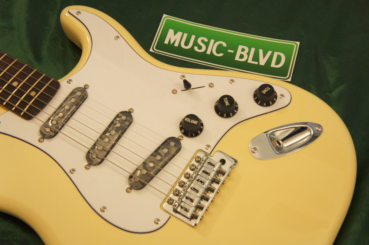 Squier Vintage Modified Stratocaster '70s Electric Guitar Vintage White Rosewood Fretboard
