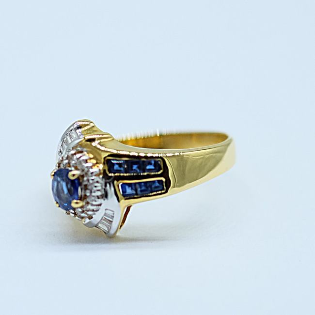 แหวนไพลินล้อมเพชรสำหรับสุภาพสตรีครับ