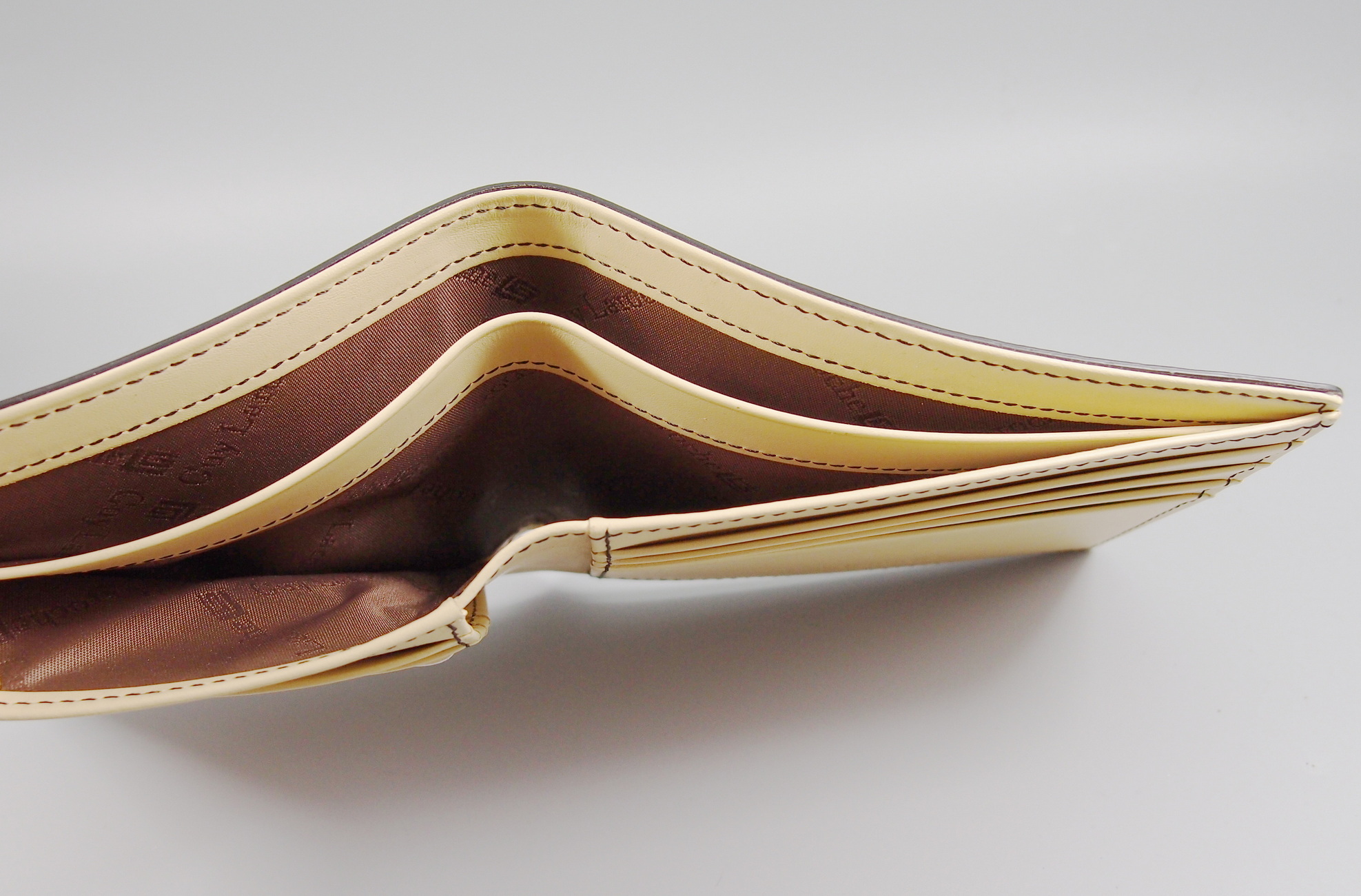 กระเป๋าสตางค์ Guy Laroche ดำ-เหลือง ใหม่ แท้