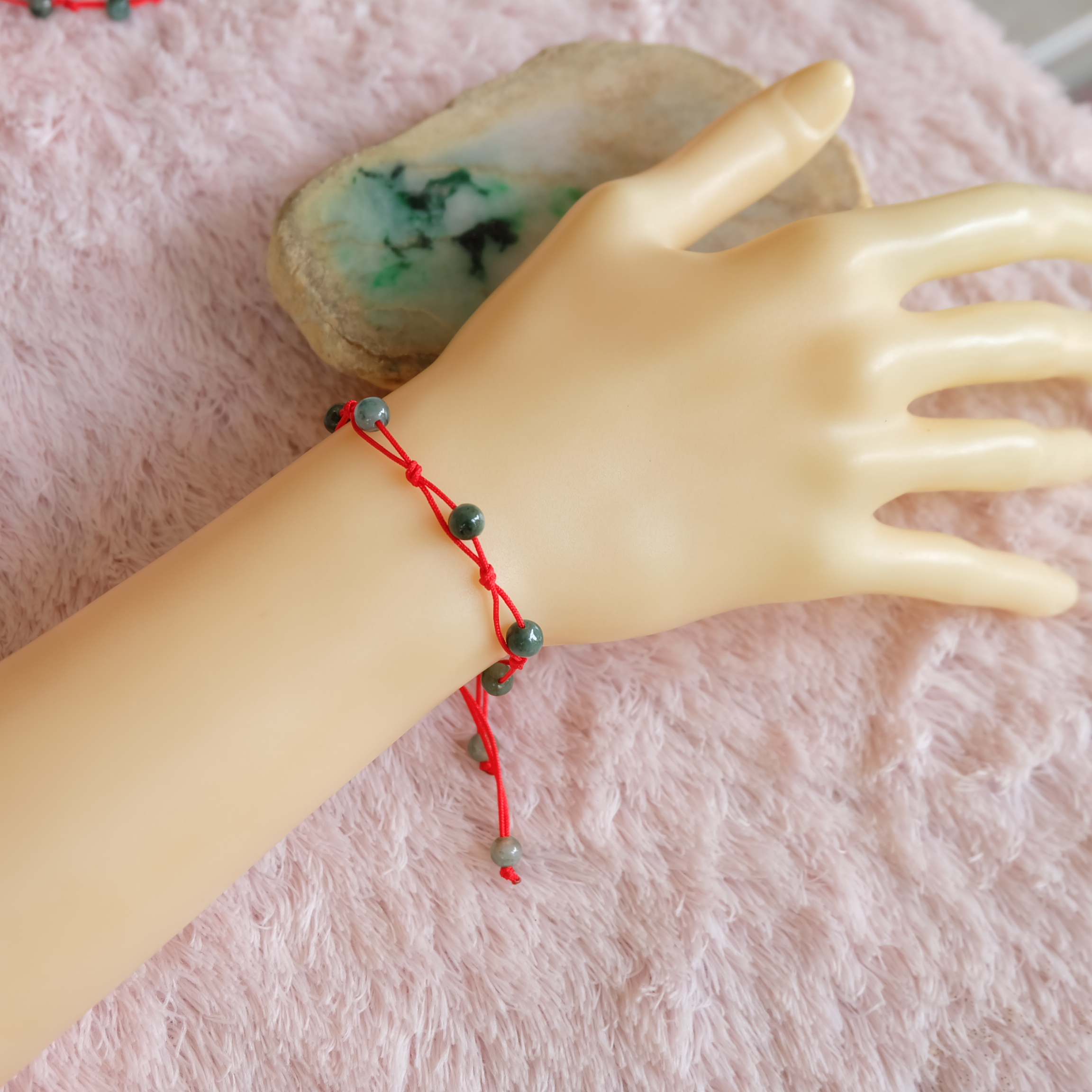 สร้อยข้อมือเชือกถักลูกปัดหยกแท้ หยกเขียว เชือกแดง รอบข้อมือ 14-16เซนติเมตร