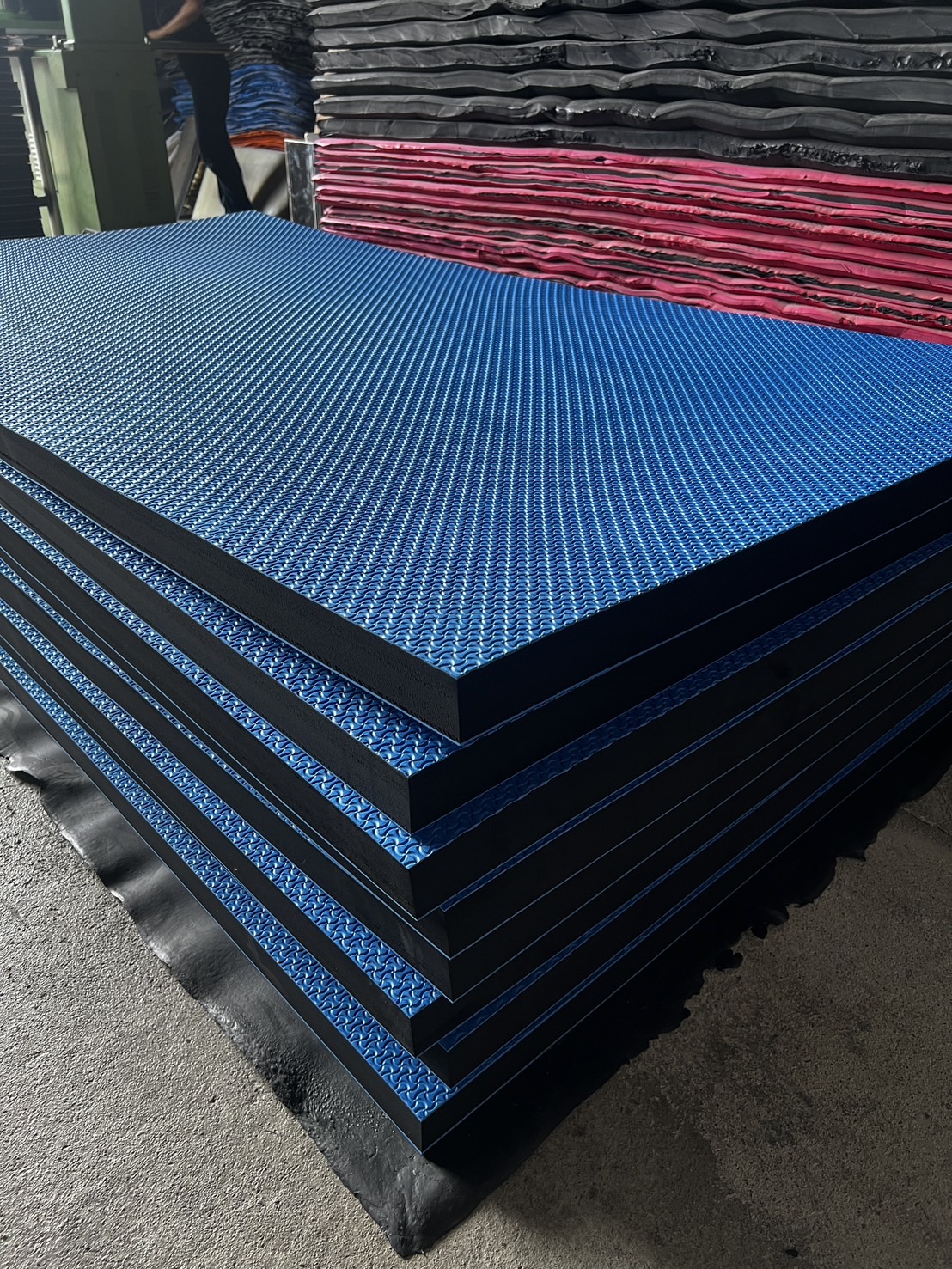 แผ่นยางเรียบ / มีลาย สีสดใส สีต่างๆ เลือกสีได้ แผ่นยางงานในร่ม ขนาดแผ่น 130x240 ซม. หนา 5-60 มม. ,แผ่นกันกระแทก,โฟมยางปูพื้น,จิ๊กซอว์ปูพื้น, ปูกับห้องเด็ก ห้องออกกำลังกาย ค่ายมวย โรงยิม