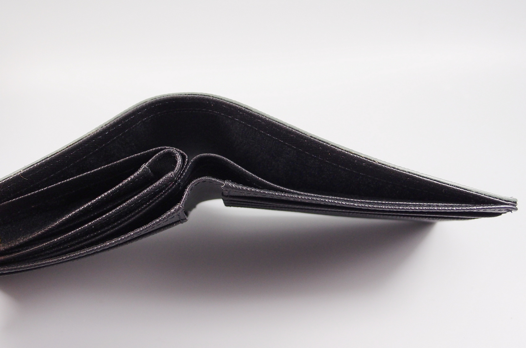 กระเป๋าสตางค์ Guy Laroche ดำ ด้ายเขียว ใหม่ แท้