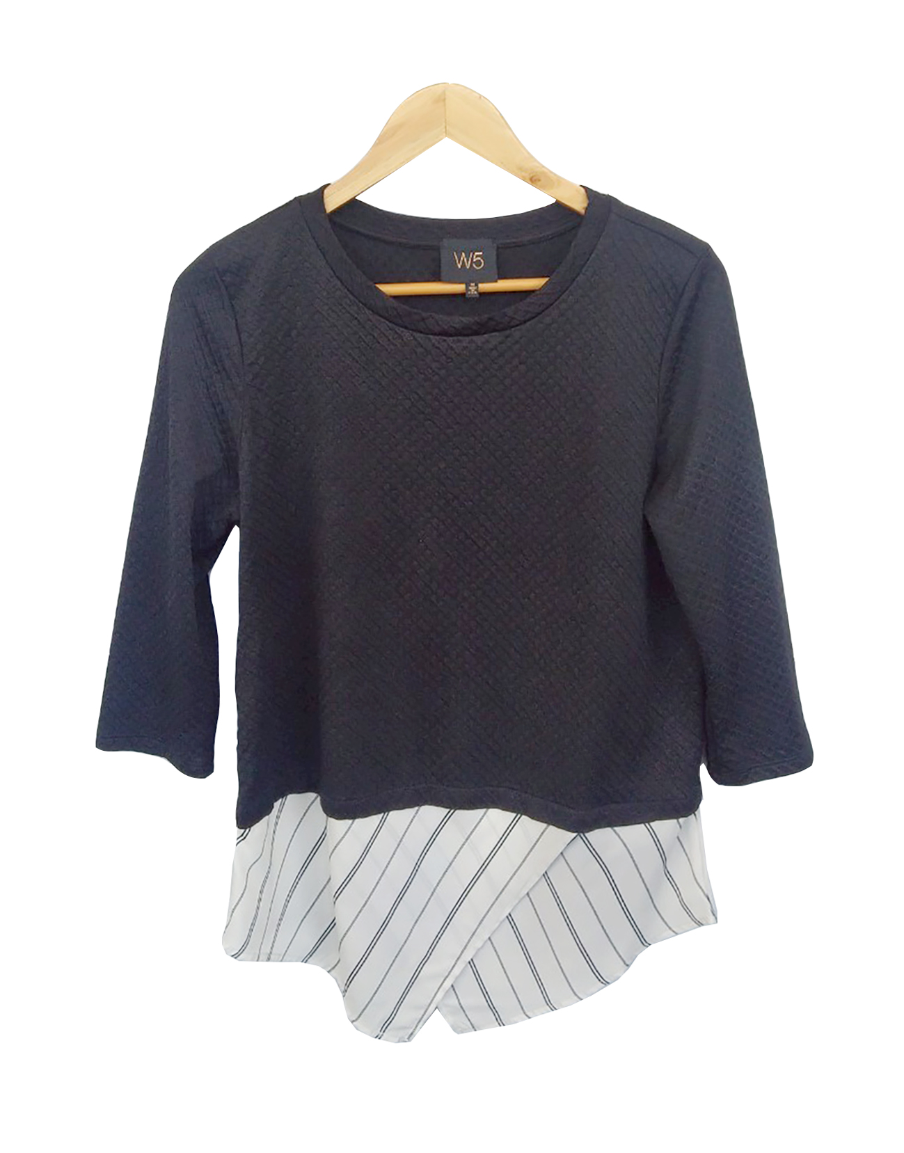 เสื้อมือสอง คอกลม ผ้ายืดสีดำมีลายในตัว ชายเสื้อเป็นผ้าโพลีลายทาง แขน 3 ส่วน อก 36-38 นิ้ว