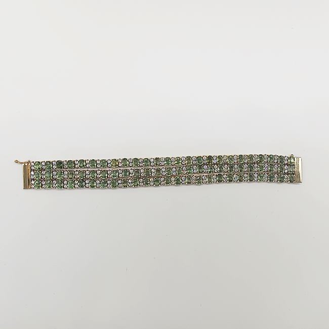 สร้อยข้อมือเขียวส่องล้อมเพชรบนตัวเรือนทอง9K 3แถว สำหรับสุภาพสตรีครับ