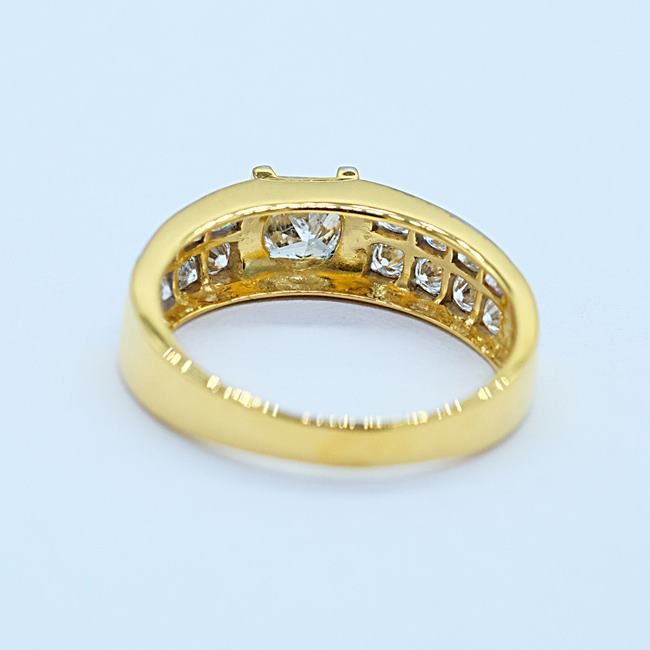 แหวนเพชรเม็ดเดี่ยว1กะรัตพร้อมบริวาลล้อม2แถว ตัวเรือนทอง9K เพชรน้ำ 98