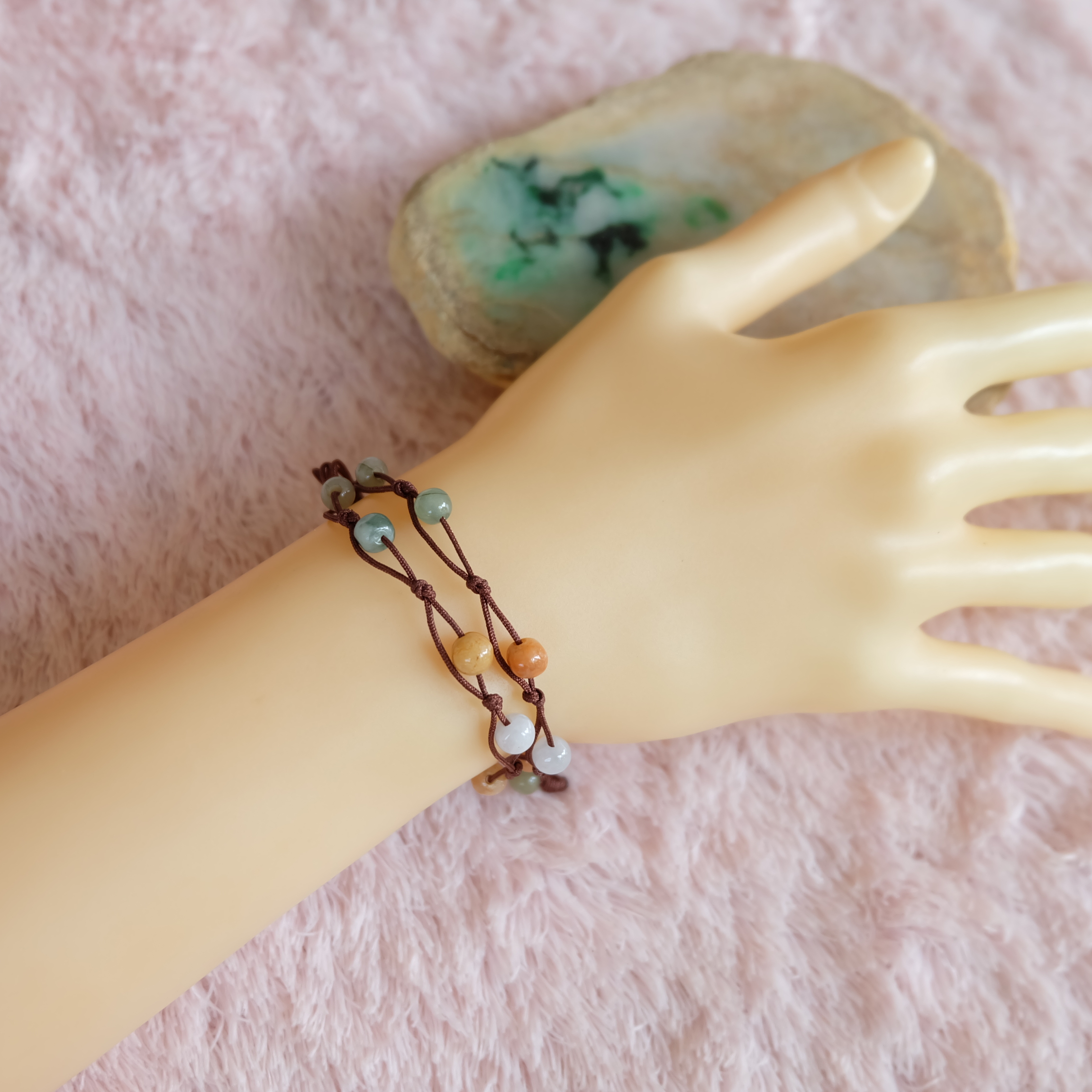 สร้อยข้อมือเชือกถักลูกปัดหยกแท้คละสี รอบข้อมือ 14-16เซนติเมตร