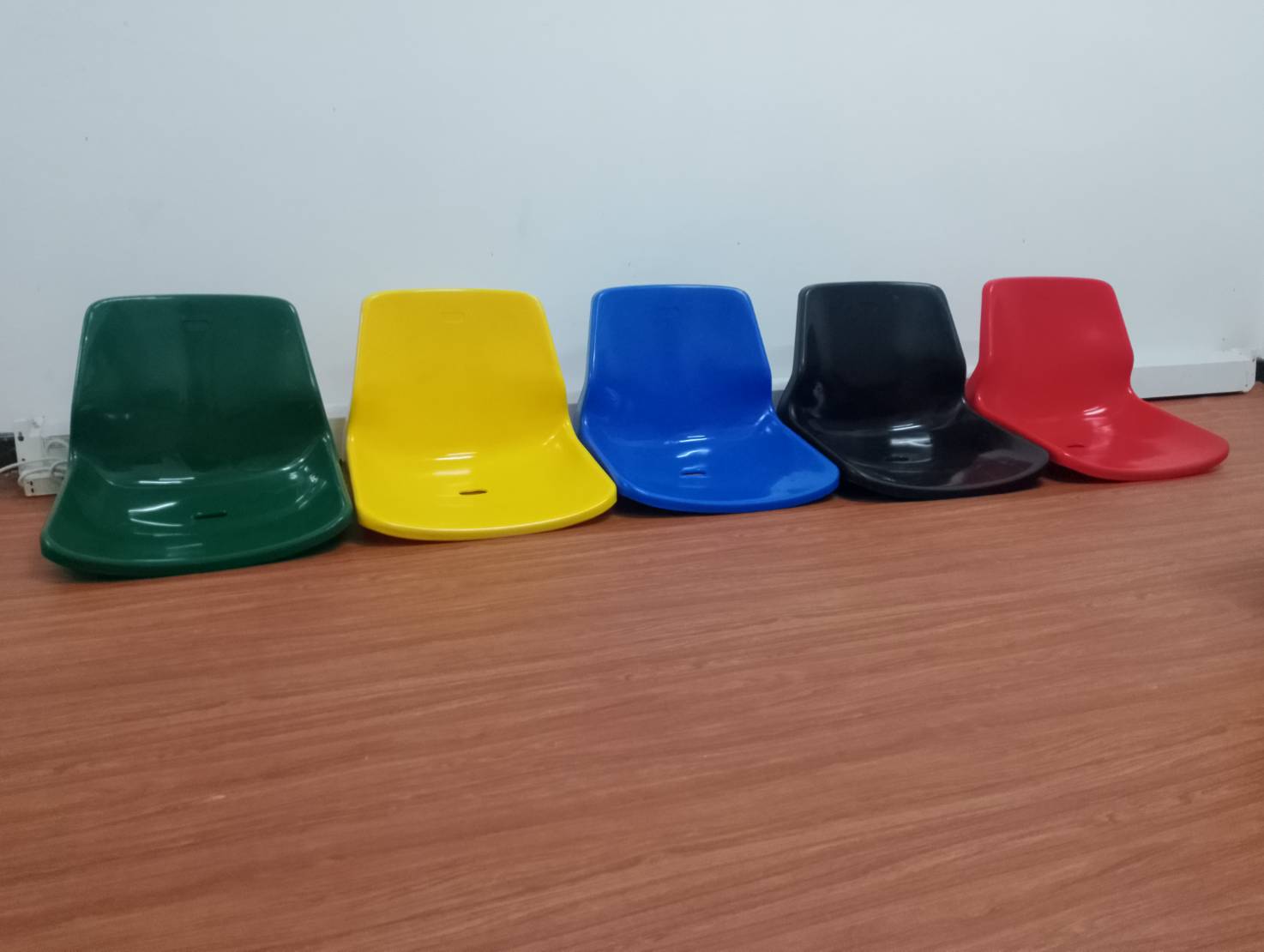 เก้าอี้อัฒจันทร์พนักสูง HDPE เก้าอี้อัฒจรรย์ เก้าอี้ชมกีฬา ที่นั่งอัฒจันทร์ ที่นั่งเชียร์ อัฒจันทร์สนามกีฬา พร้อมส่ง ส้ม เหลือง แดง น้ำเงิน ดำ เขียว