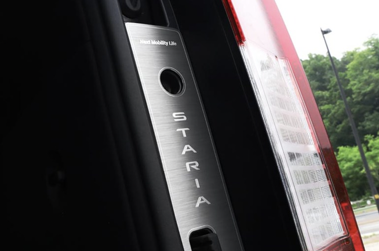 คิ้วท้าย คิ้วแสตนเลสแต่งท้าย Hyundai STARIA