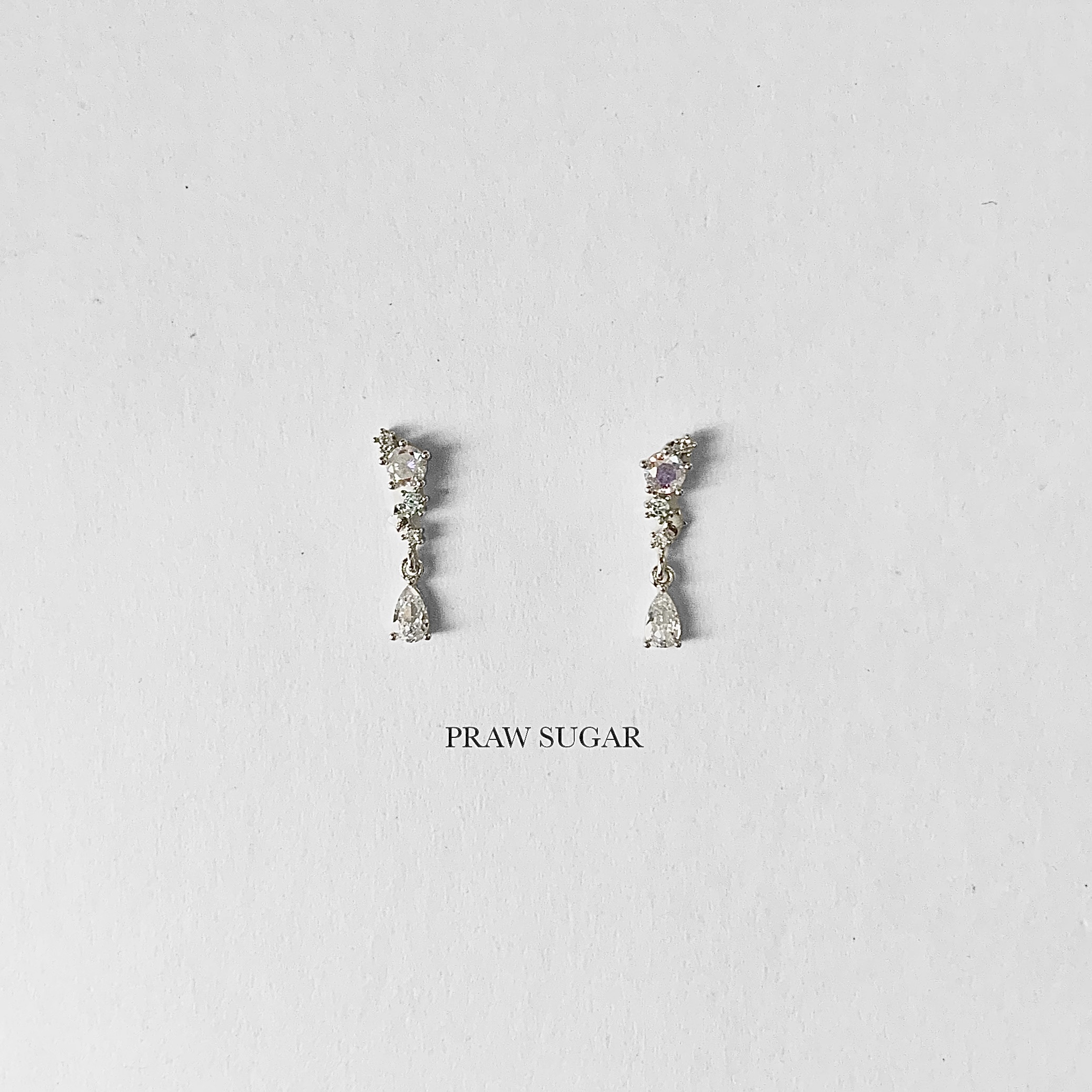 Sparkling Earrings - ต่างหูทรงระย้าขนาดเล็กคริสตัลสีขาวออร่า (ก้านเป็นเงินแท้) (มี 3 สี)