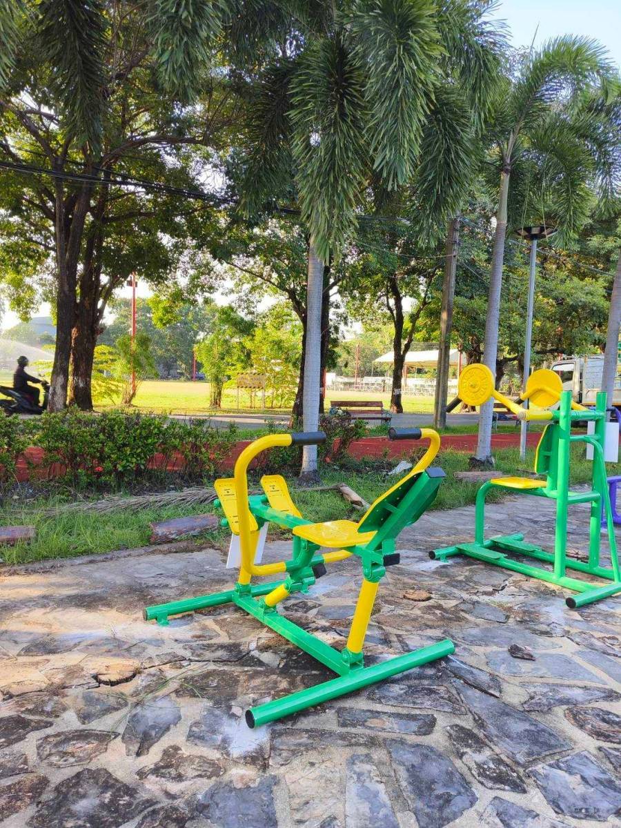 เครื่องออกกำลังกายกลางแจ้ง, อุปกรณ์บริหารแขน-หน้าท้อง (แบบกรรเชียงเดี่ยว), สำหรับผู้สูงอายุ,บุคคลทั่วไป ,เทศบาล, สวนสาธารณะ ,ราคาโรงงาน, สินค้าผลิตในไทย, สั่งทำตามสีที่ต้องการได้
