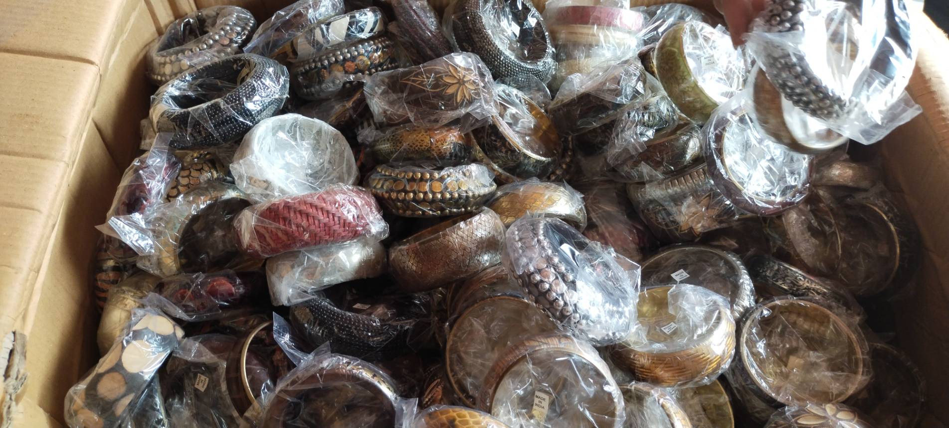 กำไลแขนงานไม้ คละแบบคละลาย ราคาส่ง