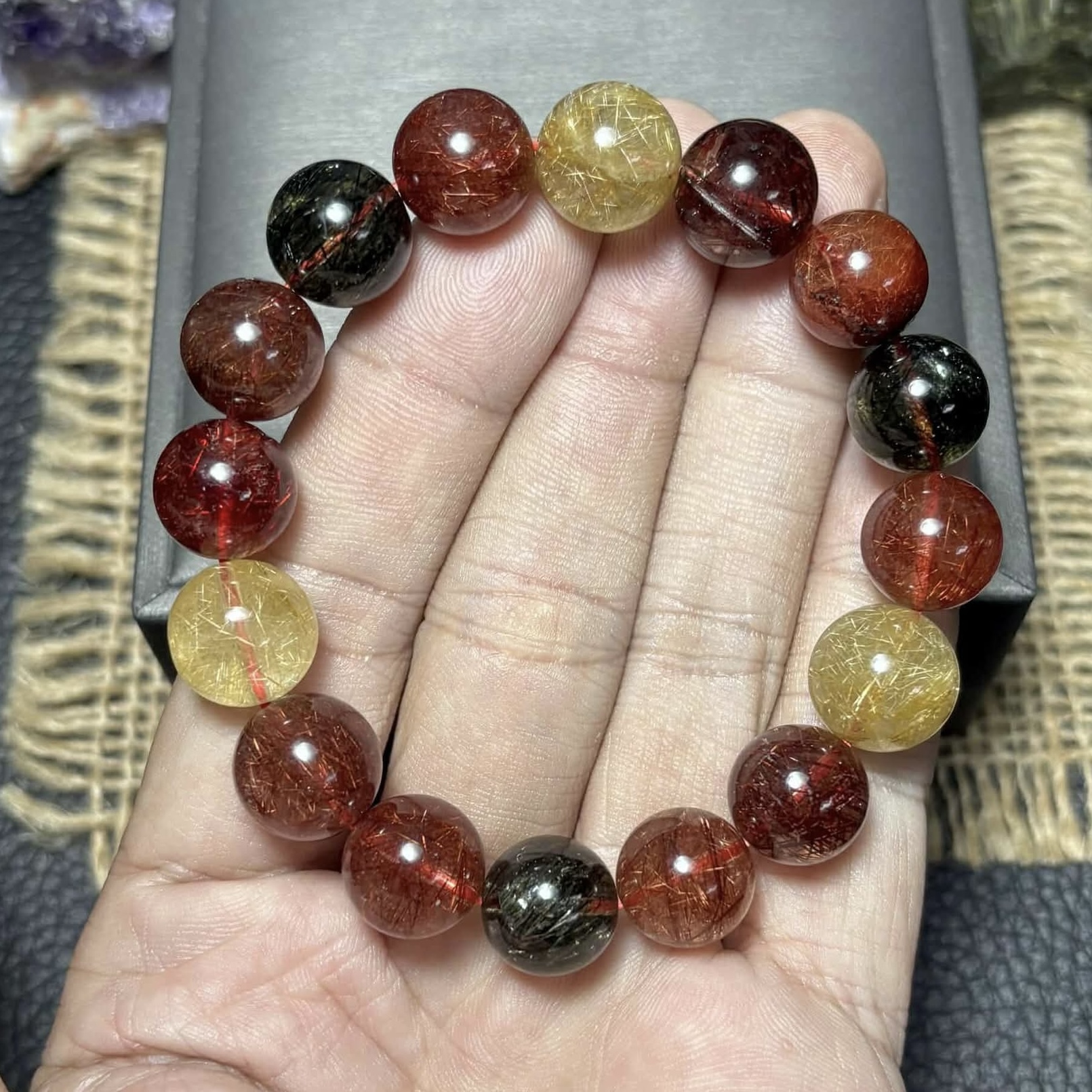 ข้อมือหิน ไหมห้าสี