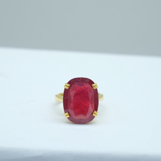 แหวนทับทิมอาฟริกาแท้ สีแดงสด สีเสมอเนื้อเดียว บนตัวเรือนทอง18K ครับ