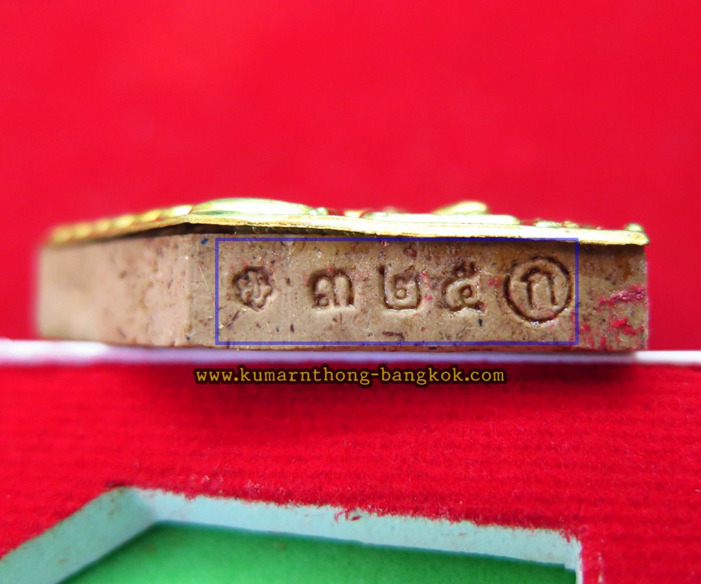 พระขุนแผน อุ้มไก่ หลวงปู่ข้าวแห้ง วัดตาปันศรัทธาธรรม จ.สุรินทร์ (ศิษย์หลวงปู่สรวง เทวดาเล่นดิน) เนื้อผงอาถรรพ์วิเศษ พิมพ์กรรมการเล็ก หน้ากากทองทิพย์ ฝังตะกรุด 3ดอก ขนาดห้อยคอ รุ่น บูชาครูเศรษฐีรับทรัพย์