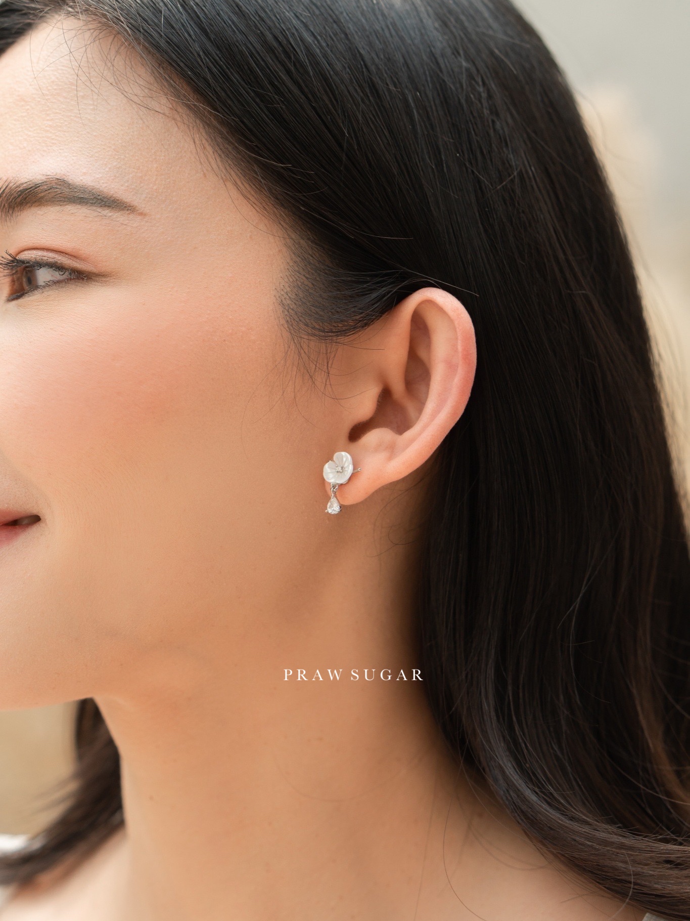Mother of Pearl Flower Earrings - ต่างหูเปลือกหอยมุกทรงดอกไม้ (มี 3 สี)