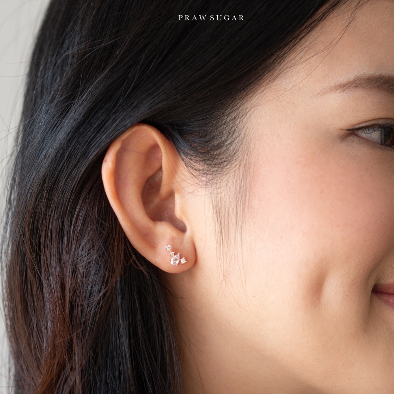 Pear Crystal Curve Earrings - ต่างหูคริสตัลหยดน้ำเรือนทรงโค้ง (มี 3 สี)(ก้านต่างหูเงินแท้)