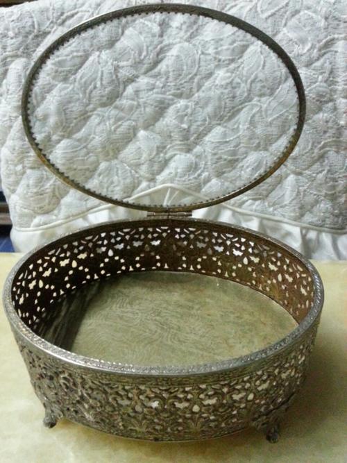 ภาชนะทองเหลืองฉลุลายของโบราณ ฝาบนเป็นกระจก (สินค้าฝากขาย โทร. 0814439596)