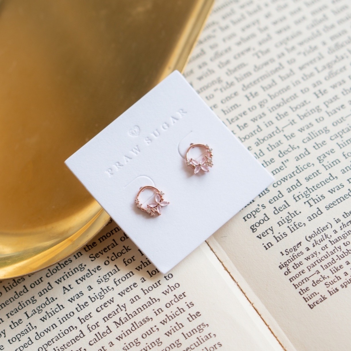 Circle Lovely Flower Earrings - ต่างหูวงกลมประดับดอกไม้ (มี 2 สี) (ก้านต่างหูเงินแท้)