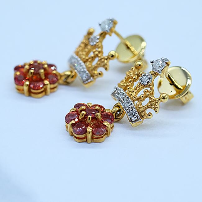 ต่างหูบุษราคัมล้อมเพชรแบบมงกุฏระย้า สำหรับสุภาพสตรีครับ