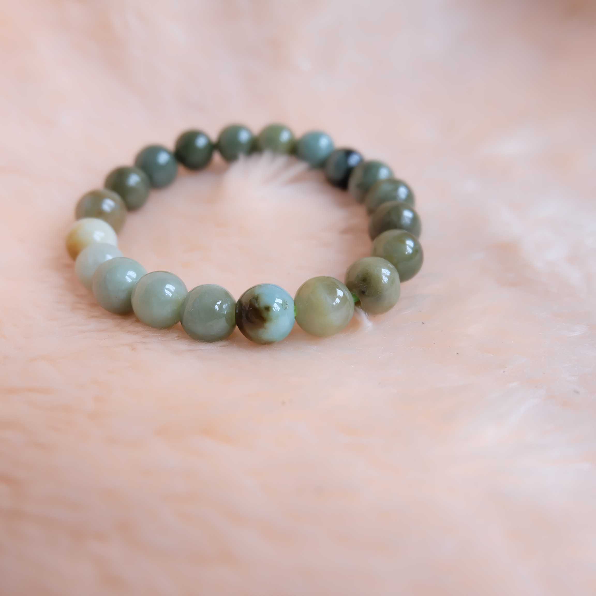 สร้อยข้อมือลูกปัดหยกแท้ หยกพม่า หยกคละสี หยกเจไดต์ ขนาด 10 มิล รอบข้อมือ 16.5 เซนติเมตร ร้อยด้วยไหมยืด ไม่ค่อยกลม