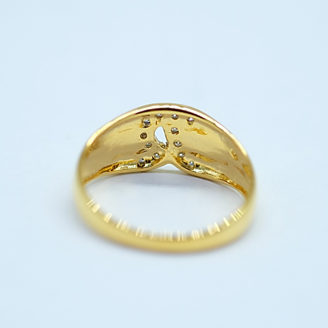 แหวนรูปอักษรโรมันตัว R บนตัวเรือนทอง18K ฝังเพชร สวมใส่ได้ทั้งชายและหญิงครับ